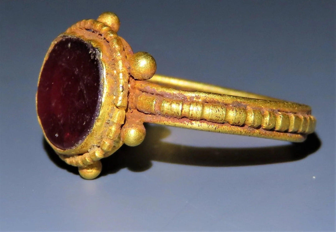 Ancient Roman Gold Ring - 3rd to 4th Century CE | Exquisite Garnet Inlay & Museum Catalonia