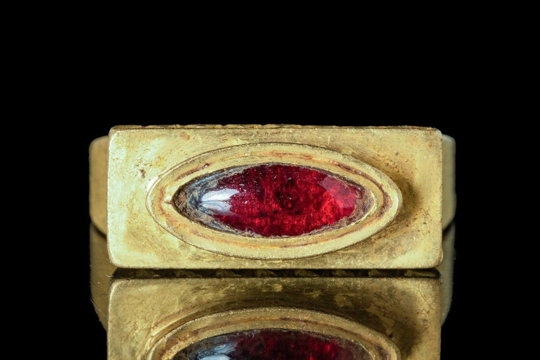 Ancient Greek Early Hellenistic Gold Architecture Ring with Garnet | 4th Century BCE