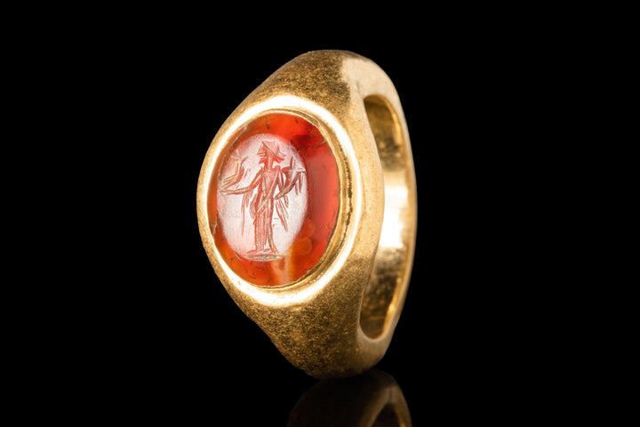 Romeinse Rijk Grote Gouden Ring met Carneool | Overwinning Intaglio