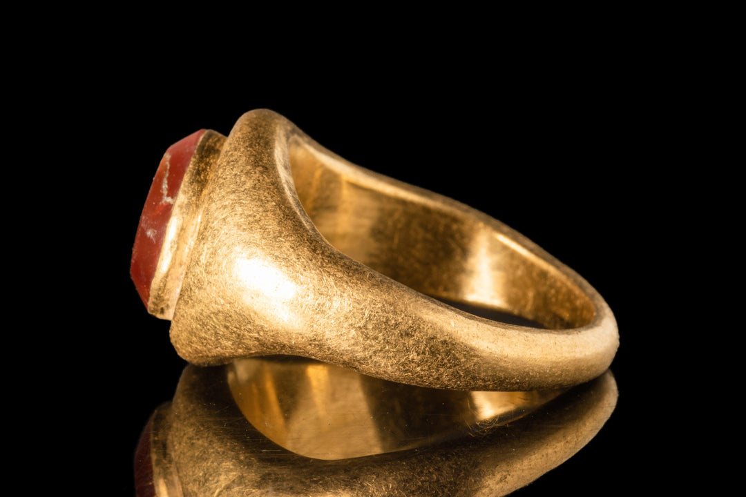 Romeinse Rijk Grote Gouden Ring met Carneool | Overwinning Intaglio