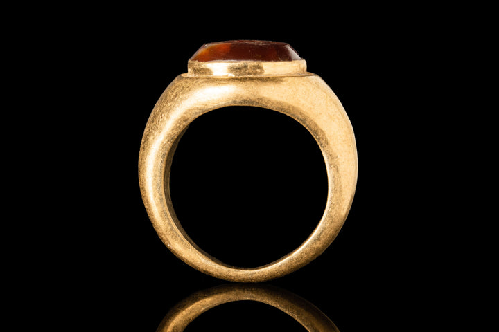 Romeinse Rijk Grote Gouden Ring met Carneool | Overwinning Intaglio