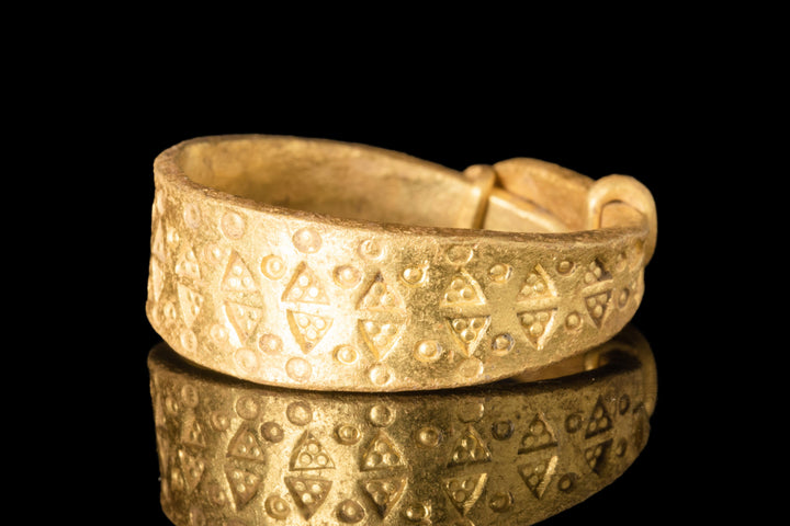 Prachtige Viking gouden ring | Motief van geïmponeerde driehoeken