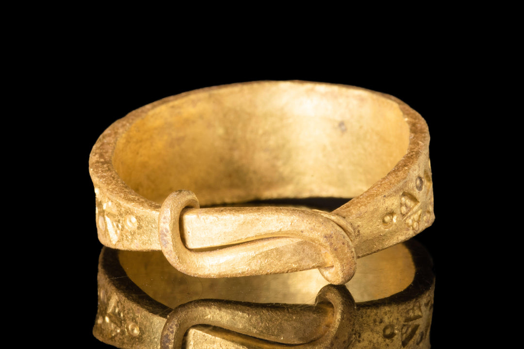 Prachtige Viking gouden ring | Motief van geïmponeerde driehoeken