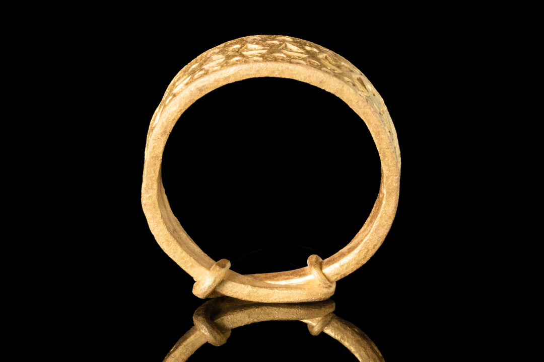 Prachtige Viking gouden ring | Motief van geïmponeerde driehoeken